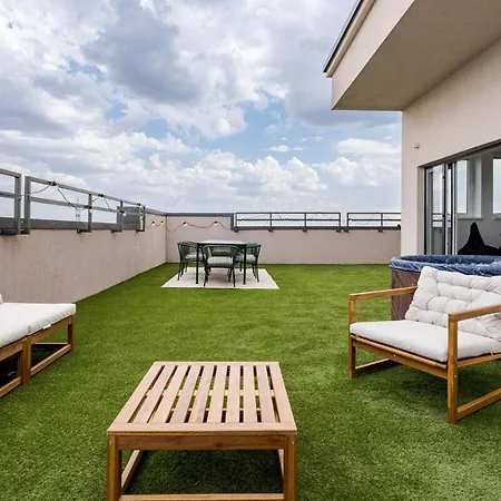 Downtown Skyline Penthouse W Parkview&jacuzzi 아파트 부쿠레슈티