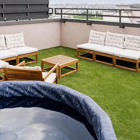 Downtown Skyline Penthouse W Parkview&jacuzzi Bukarest